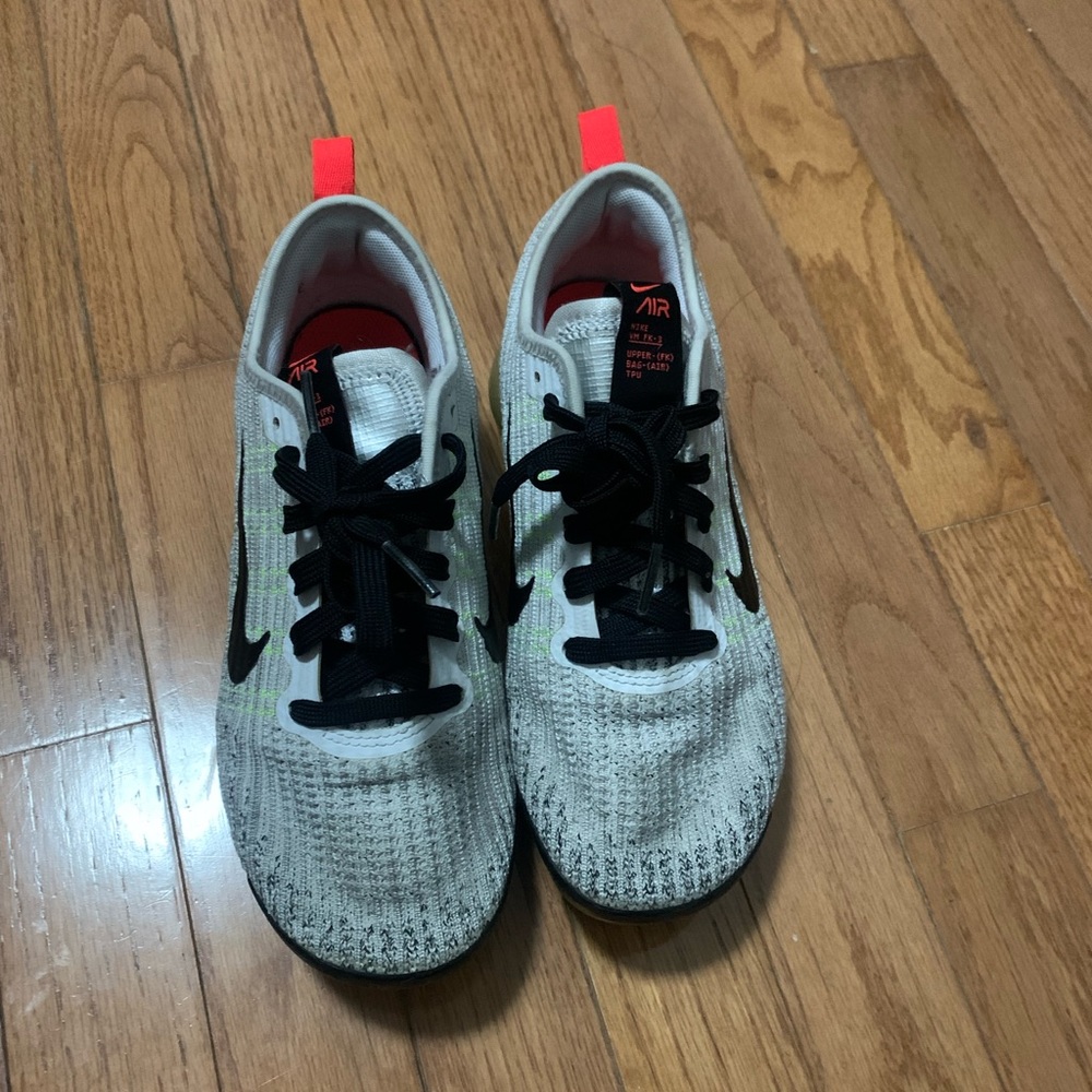 Nikes size 4Y